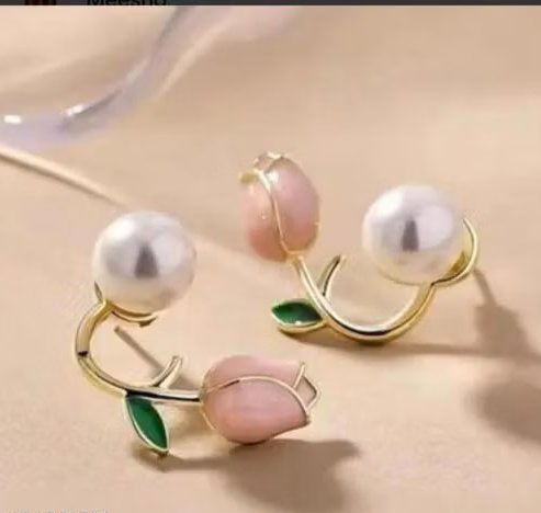 Elegant Pink Tulip Pendant Chain Necklace with Matching Pearl Drop Earrings